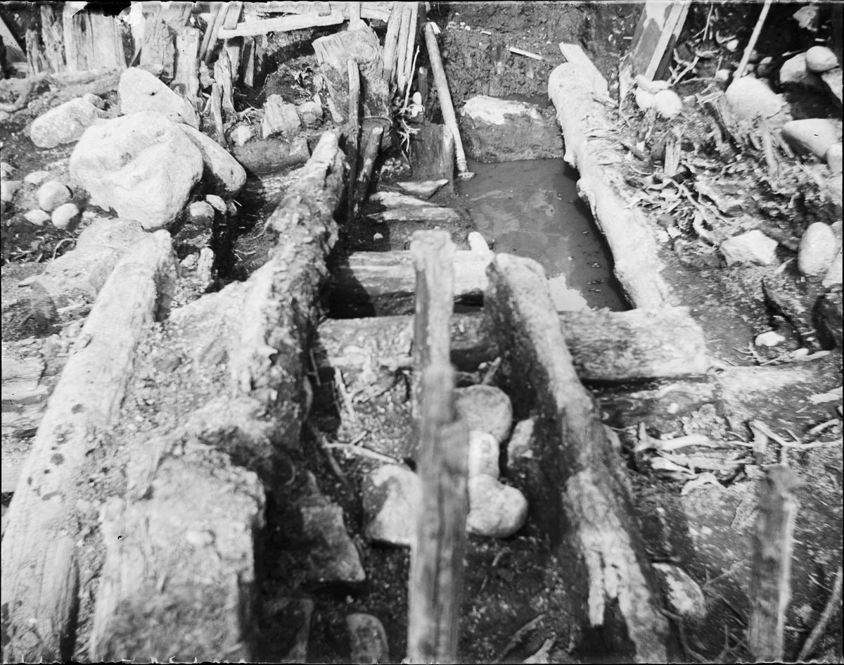 A 1907 excavation trench at Studentholmen showing early archaeologists working in the dirt to uncover foundational timbers.